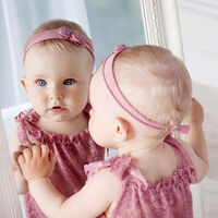 Cuándo empieza el bebé a reconocerse ante el espejo y qué actividades hacer para despertar su curiosidad