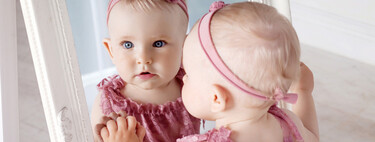 Cuándo empieza el bebé a reconocerse ante el espejo y qué actividades hacer para despertar su curiosidad