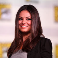 "Si no te gusta, no mires": la actriz Mila Kunis defiende la lactancia materna en público