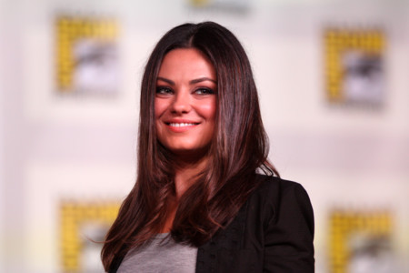 "Si no te gusta, no mires": la actriz Mila Kunis defiende la lactancia materna en público