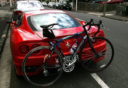 Un Ferrari 360 con portabicicletas