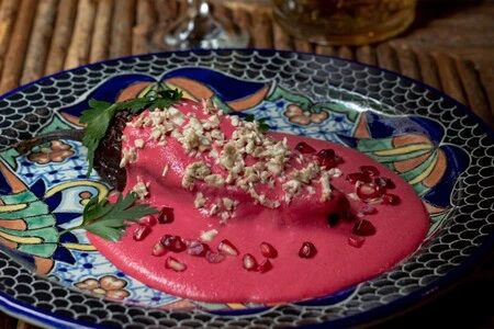 Chiles en nogada rosa: este restaurante de México crea una variante aún más exótica del clásico de la cocina tradicional