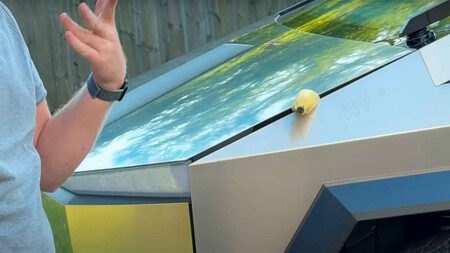 Tesla Cybertruck prueba del maletero guillotina de manos