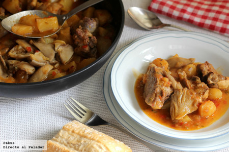 Patatas guisadas con cordero y setas. Receta