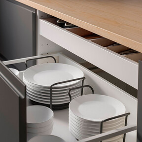 Ikea baja de precio uno de sus accesorios más sencillos pero eficaces, perfecto para ordenar los platos de la vajilla 