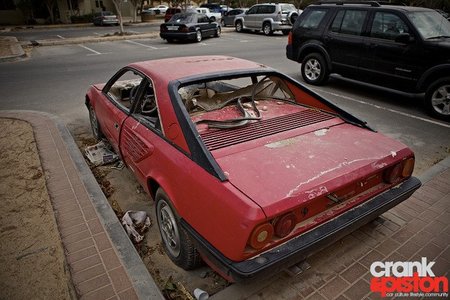 Ferrari Mondial 8 abandonado en Dubai