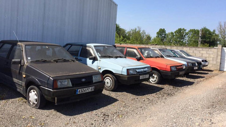 No, este concesionario Lada fantasma de Francia no está abandonado, aunque lo parezca