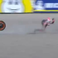 Jorge Lorenzo está siendo examinado en el hospital de Assen tras una fortísima caída a 200 km/h