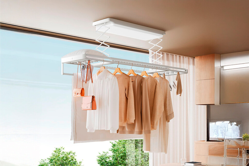Xiaomi tiene el tendedero que querrás si tienes poco espacio. Se cuelga del techo y es una luz LED cuando no está secando tu ropa