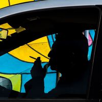 Sanidad quiere prohibir fumar en el coche, aunque de hecho la DGT ya puede multarte por hacerlo