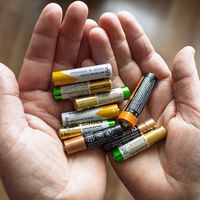 O que significam as letras nas pilhas AA e AAA e o alerta urgente sobre o erro que destrói os seus aparelhos 