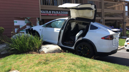 ¿Se chocó solo este Tesla Model X, como dice su dueño? Tesla sabe que no