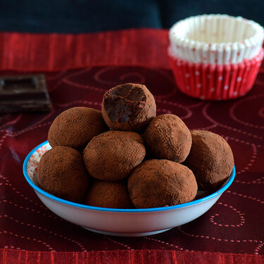 Cómo hacer trufas de chocolate caseras, la receta más tentadora y fácil para agasajar en Navidad