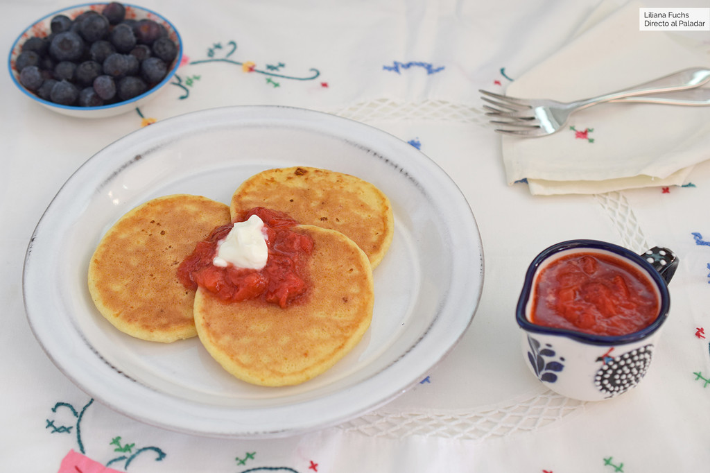 Tortitas de queso cottage con salsa de frutos rojos: el desayuno o merienda más esponjoso