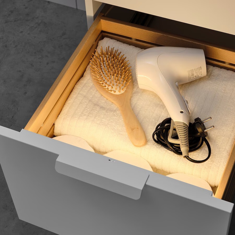 Estas son las soluciones baratas de IKEA para iluminar sin cables los cajones y armarios