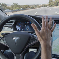 Es el principio del fin: Línea Directa ofrece en Reino Unido un descuento por llevar en marcha el Autopilot de Tesla