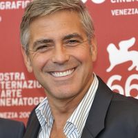 George Clooney partió en dos su casco en el accidente que casi le cuesta la vida