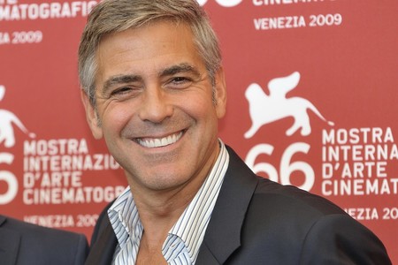 George Clooney partió en dos su casco en el accidente que casi le cuesta la vida
