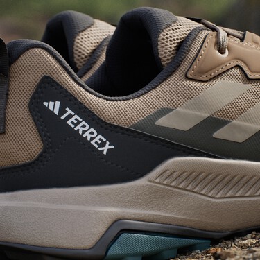 Adidas tiene las nuevas zapatillas con las que conquistar la montaña y la ciudad: las puedes usar todo el año y llegan con un gran precio 