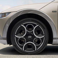 Llantas de Mickey Mouse a 2.200 euros cada una. El coche eléctrico también se apunta a sangrar a los Adultos Disney