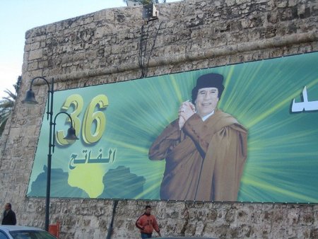 Gadafi corta Internet en Libia y su ejército mata más de 80 manifestantes en tres días
