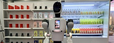 He pedido agua al primer robot humanoide que trabaja en Pekín. Es una máquina expendedora rara