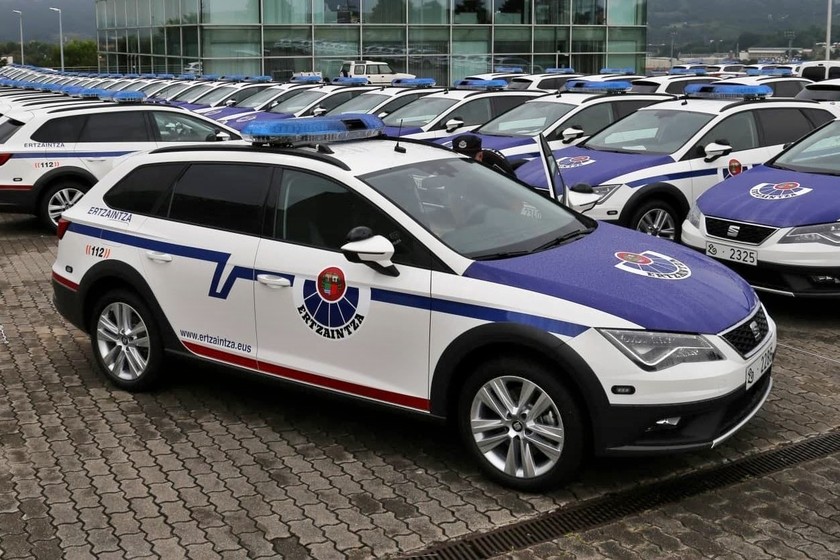 No te lo vas a creer pero ha vuelto a pasar: Los Ertzaintzas tampoco caben en los SEAT León X-Perience