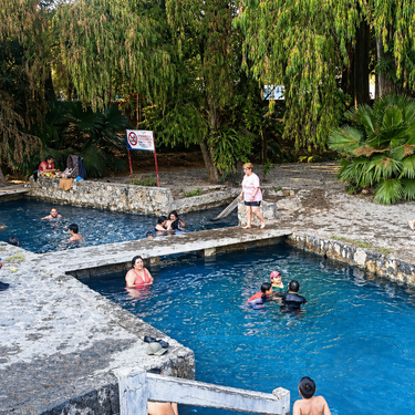 Este balneario es famoso por sus albercas con ‘olor a huevo’ y relajantes: ideal para escaparte este puente 