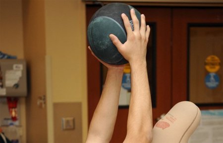 Tres ejercicios abdominales con balón medicinal