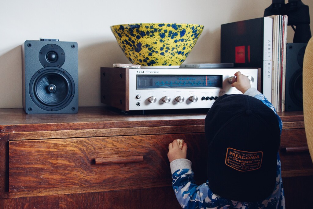 Cómo conectar un viejo equipo de música a la tele para tener un sonido de cine sin gastar un euro