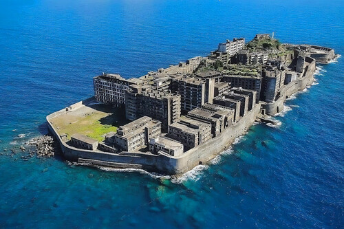 Carbón, hormigón y fantasmas: la ciudad sin coches que creó Mitsubishi en medio del mar y terminó como escenario de 007