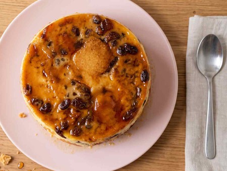 Cómo hacer un postre con pan duro y un toque de ron, lleva pocos ingredientes y se prepara sin horno