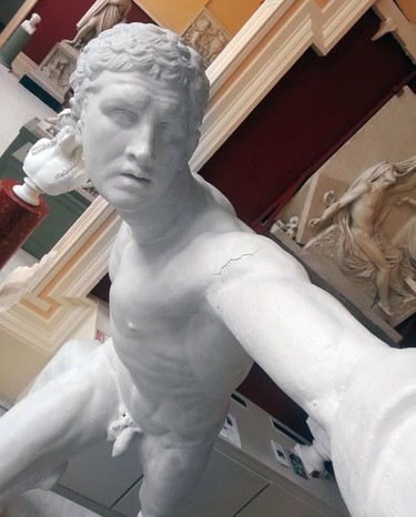 Nadie se libra de la moda de hacer selfies, ¡ni las estatuas!