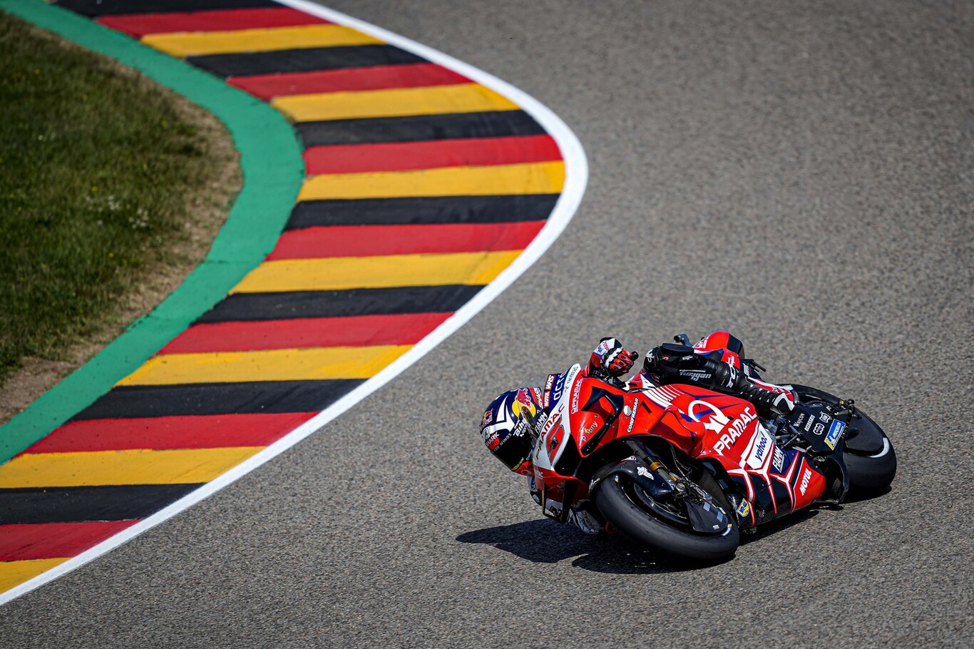 Johann Zarco corta la racha de Fabio Quartararo con una sospechosa bandera amarilla en Sachsenring