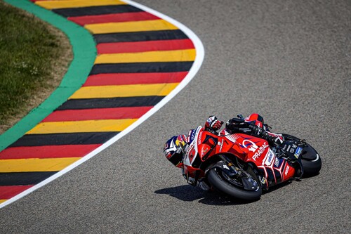 Johann Zarco corta la racha de Fabio Quartararo con una sospechosa bandera amarilla en Sachsenring