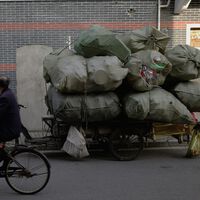 A China precisa de lixo para queimar — tanto que há pessoas desenterrando detritos para vender a incineradoras 