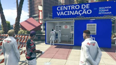 Mientras das una vuelta por Los Santos en GTA Online, puedes inyectarte la vacuna de Pfizer en su centro de vacunación