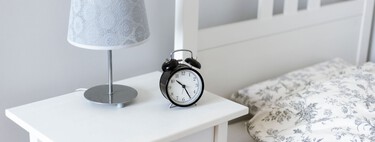 Las mesitas de noche tienen una alternativa que le encanta a los diseñadores: hace el dormitorio más amplio y funcional