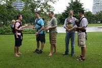 ¿Tan extraño es ver a varios padres porteando a sus bebés?