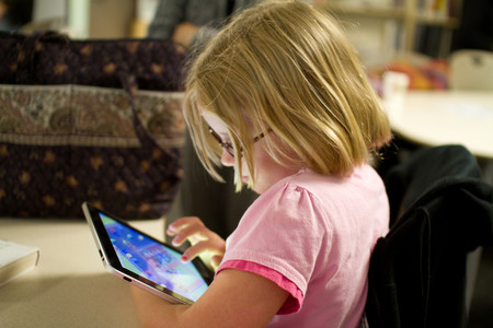 Los niños ya pasan más tiempo en Internet que viendo la tele