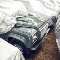 En esta nave hay 16 Land Rover Defender clásicos nuevos a estrenar que buscan dueño, pero la venta tiene truco