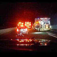 Un faro roto desata la persecución de un coche robado pero la policía era incapaz de atraparlo. Tres enormes camiones quitanieves acabaron con la huida