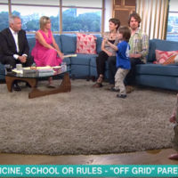 Acuden a la tele para hablar de su filosofía de crianza natural y el niño salta en el sofá y la niña se orina en el plató