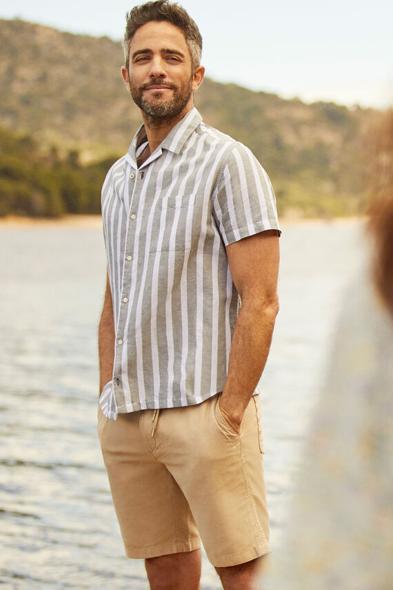 Camisa en manga corta a rayas con cuello camp