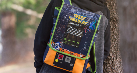 Esta mochila de Space Invaders no es funcional, pero acepta monedas igualmente