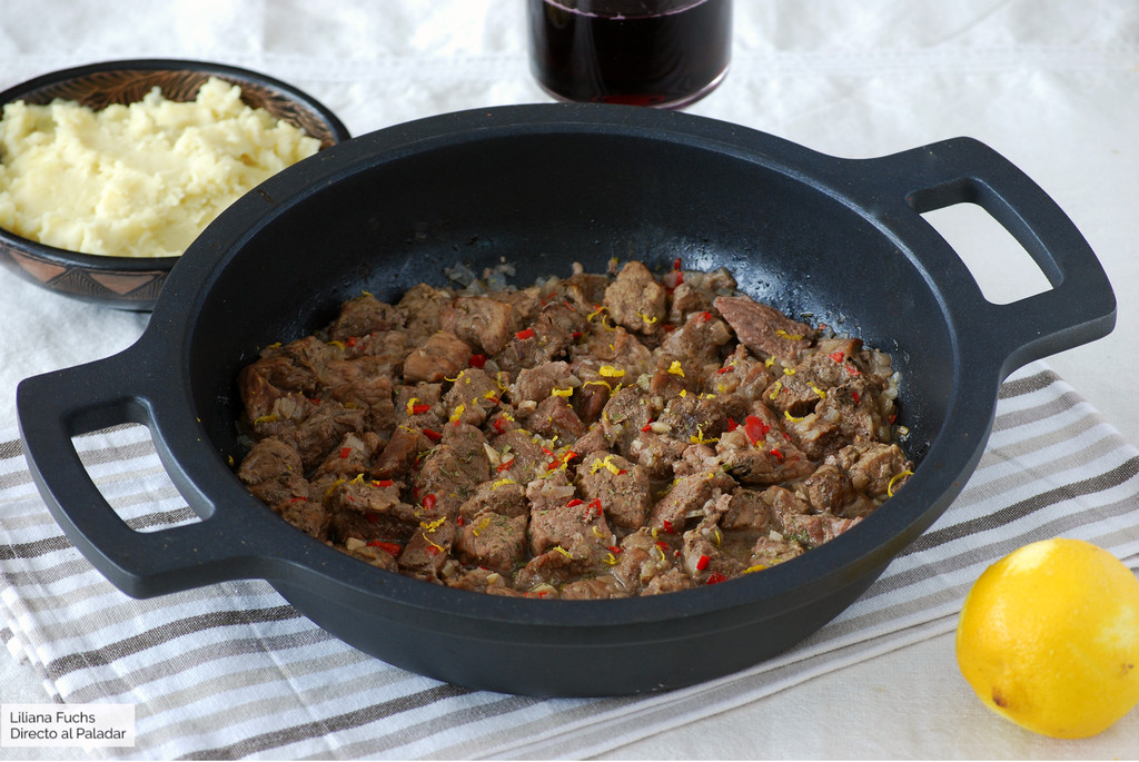 Receta de estofado de ternera con guindilla y limón, para llenar de aromas la cazuela
