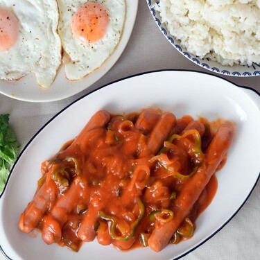 Salchichas con tomate, una receta facilísima que te resolverá cualquier almuerzo entre semana