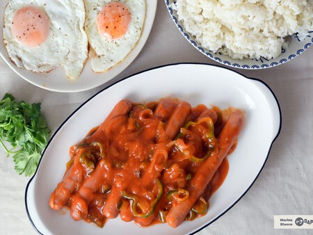 Salchichas con tomate, una receta facilísima que te resolverá cualquier almuerzo entre semana