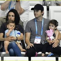 Mila Kunis y Ashtor Kutcher decidieron no dar regalos a sus hijos en Navidad