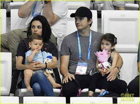 Mila Kunis y Ashtor Kutcher decidieron no dar regalos a sus hijos en Navidad
